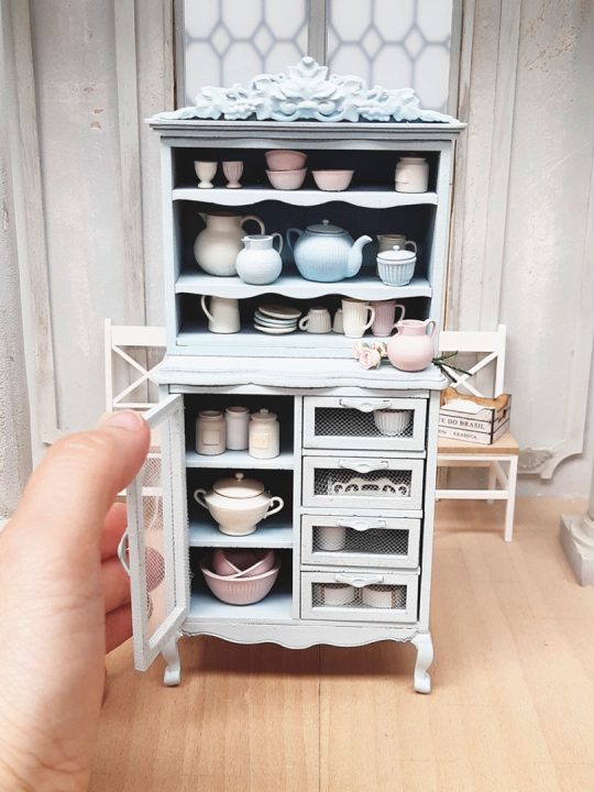 XL cupboard miniature kit with kitchenware