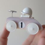 Coche corre pasillos para niño con casco en rosa