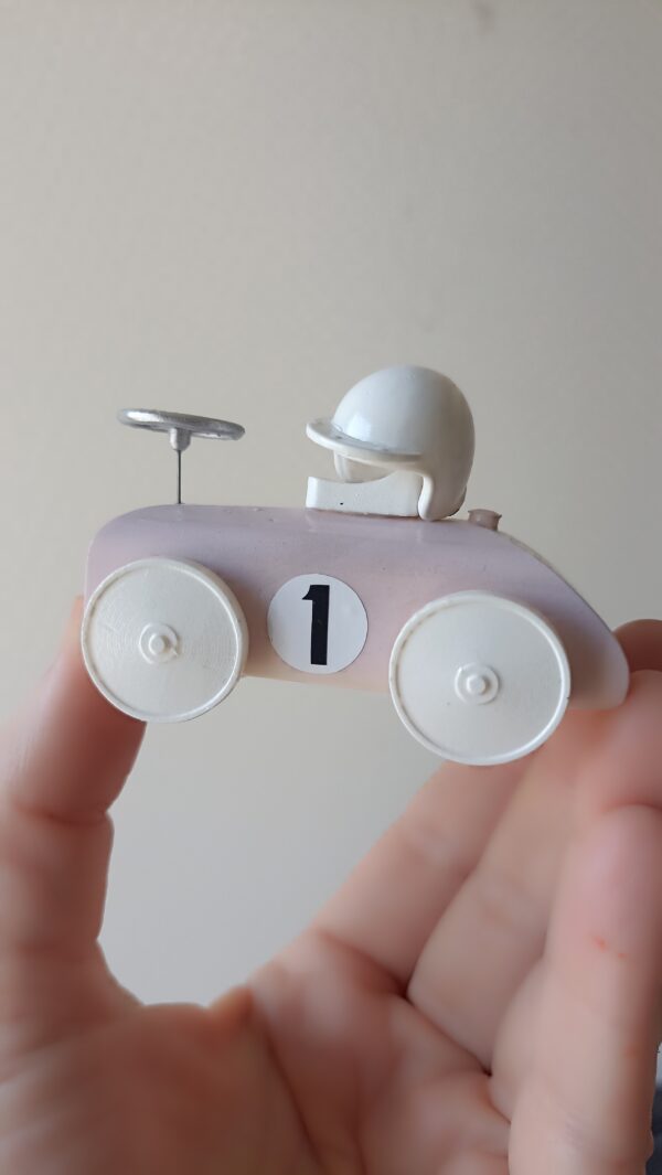 Coche corre pasillos para niño con casco en rosa